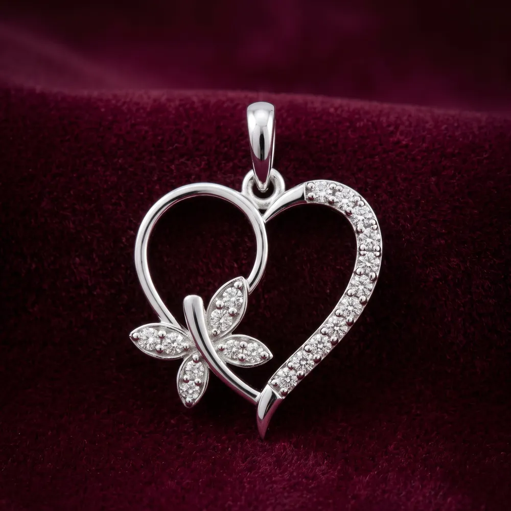 Classic Trail heart pendant in 925 silver, on burgundy velvet